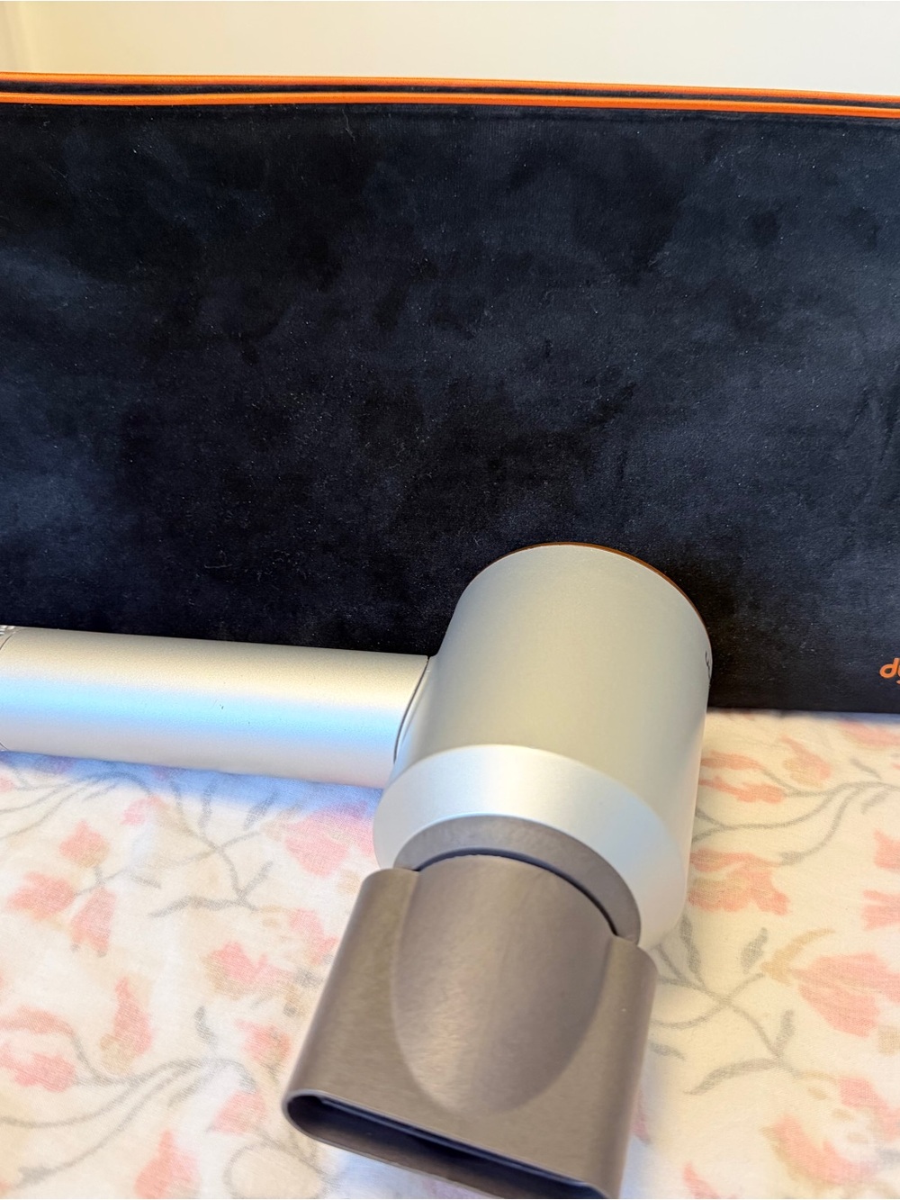 Dyson supersonic + pouch